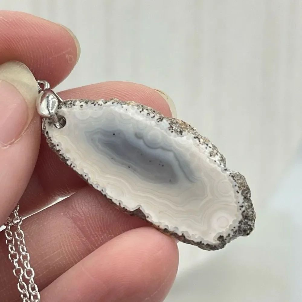 White agate crystal slice pendant necklace golden wrap gold tone chain 24” - Picture 3 of 11